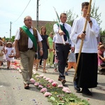 Procesja Bożego Ciała po kwietnych dywanach w Kluczu