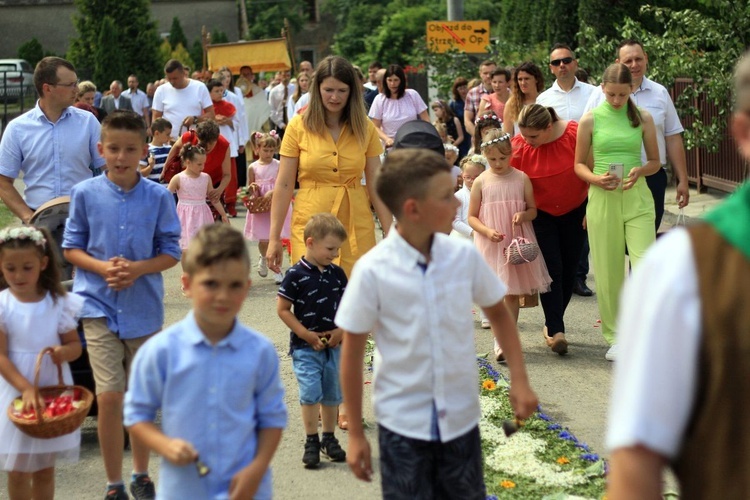 Procesja Bożego Ciała po kwietnych dywanach w Kluczu