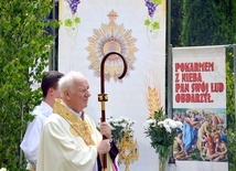 Bp Ignacy Dec na tle jednego z ołtarzy w Nowej Rudzie Słupcu.