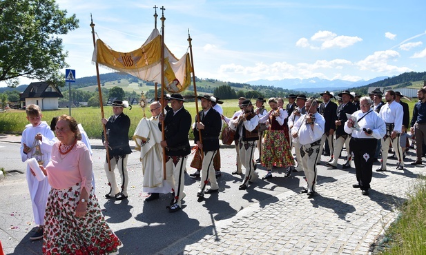 Podhale. Procesje Bożego Ciała z widokiem na Tatry 