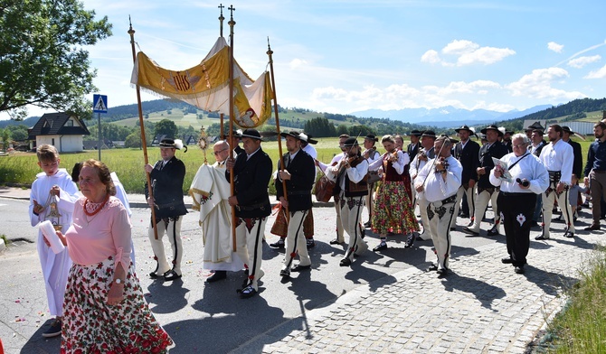 Podhale. Procesje Bożego Ciała z widokiem na Tatry 