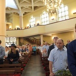 Procesja eucharystyczna z wrocławskiego Kozanowa na Pilczyce z kwietnymi dywanami