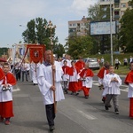 Procesja eucharystyczna z wrocławskiego Kozanowa na Pilczyce z kwietnymi dywanami