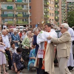 Procesja eucharystyczna z wrocławskiego Kozanowa na Pilczyce z kwietnymi dywanami