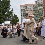 Procesja eucharystyczna z wrocławskiego Kozanowa na Pilczyce z kwietnymi dywanami