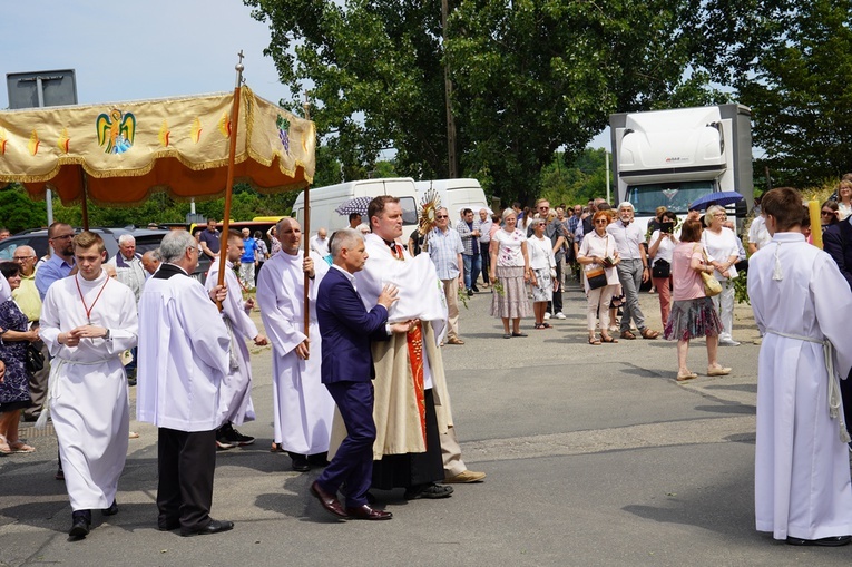 Procesja eucharystyczna z wrocławskiego Kozanowa na Pilczyce z kwietnymi dywanami