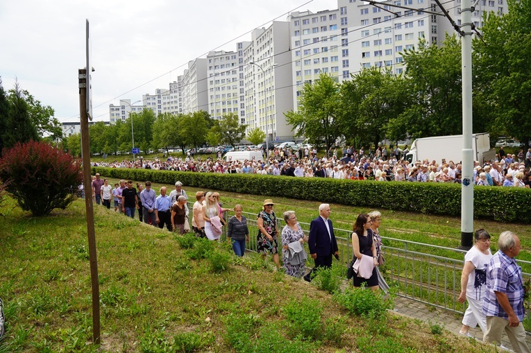 Procesja eucharystyczna z wrocławskiego Kozanowa na Pilczyce z kwietnymi dywanami