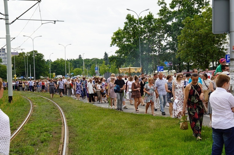 Procesja eucharystyczna z wrocławskiego Kozanowa na Pilczyce z kwietnymi dywanami