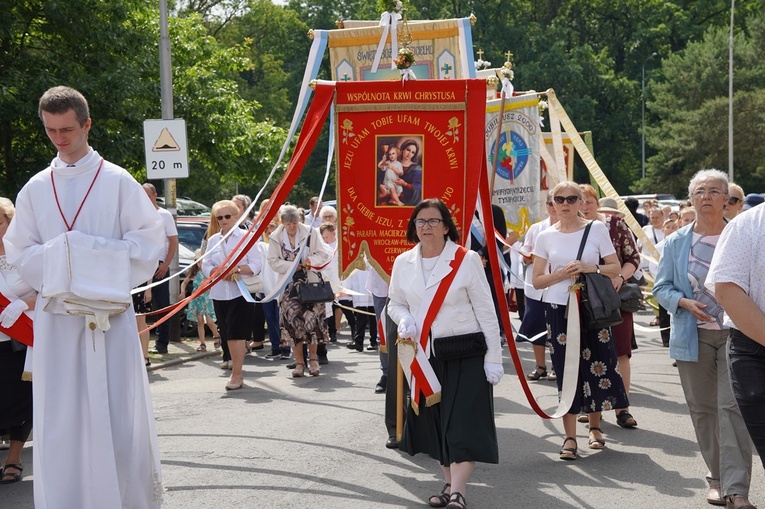 Procesja eucharystyczna z wrocławskiego Kozanowa na Pilczyce z kwietnymi dywanami