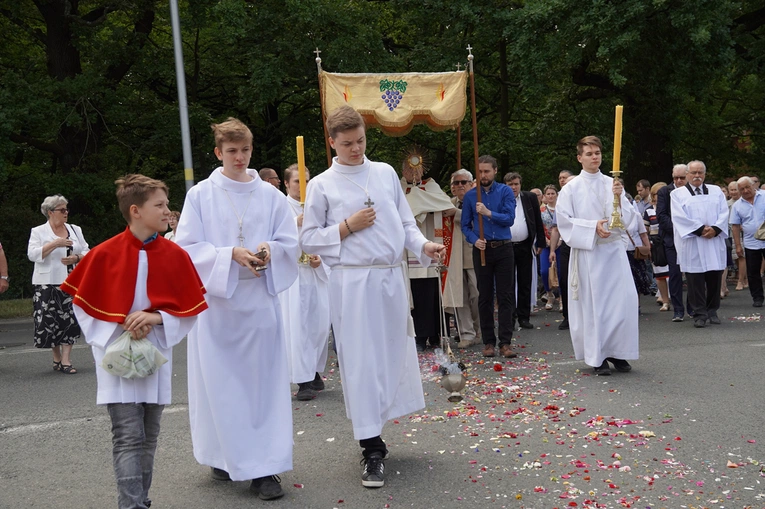 Procesja eucharystyczna z wrocławskiego Kozanowa na Pilczyce z kwietnymi dywanami