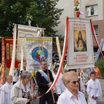 Procesja eucharystyczna z wrocławskiego Kozanowa na Pilczyce z kwietnymi dywanami