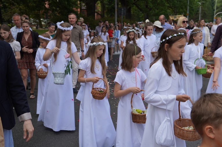 Procesja eucharystyczna z wrocławskiego Kozanowa na Pilczyce z kwietnymi dywanami