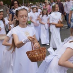 Procesja eucharystyczna z wrocławskiego Kozanowa na Pilczyce z kwietnymi dywanami