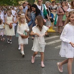 Procesja eucharystyczna z wrocławskiego Kozanowa na Pilczyce z kwietnymi dywanami