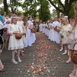 Procesja eucharystyczna z wrocławskiego Kozanowa na Pilczyce z kwietnymi dywanami