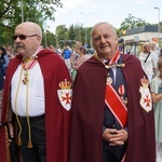 Procesja eucharystyczna z wrocławskiego Kozanowa na Pilczyce z kwietnymi dywanami