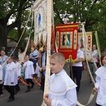 Procesja eucharystyczna z wrocławskiego Kozanowa na Pilczyce z kwietnymi dywanami