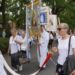 Procesja eucharystyczna z wrocławskiego Kozanowa na Pilczyce z kwietnymi dywanami