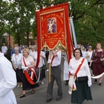 Procesja eucharystyczna z wrocławskiego Kozanowa na Pilczyce z kwietnymi dywanami