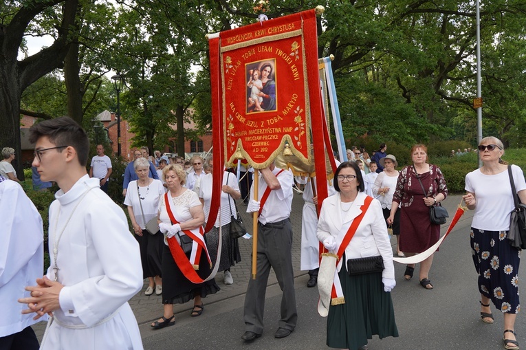 Procesja eucharystyczna z wrocławskiego Kozanowa na Pilczyce z kwietnymi dywanami