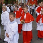 Procesja eucharystyczna z wrocławskiego Kozanowa na Pilczyce z kwietnymi dywanami