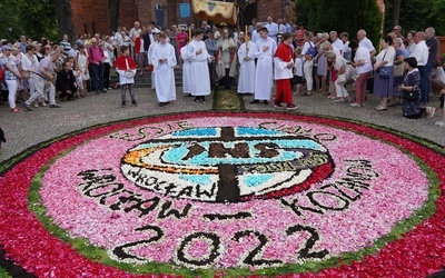 Procesja eucharystyczna z wrocławskiego Kozanowa na Pilczyce z kwietnymi dywanami