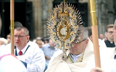 Biskup świdnicki niosący Najświętszy Sakrament z katedry do pierwszego ołtarza.