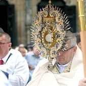 Biskup świdnicki niosący Najświętszy Sakrament z katedry do pierwszego ołtarza.