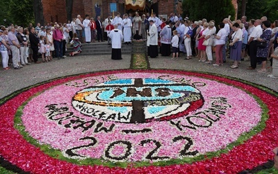 Wrocław-Kozanów. Kwietne dywany i 25. rocznica 46. Międzynarodowego Kongresu Eucharystycznego