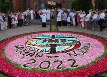 Wrocław-Kozanów. Kwietne dywany i 25. rocznica 46. Międzynarodowego Kongresu Eucharystycznego