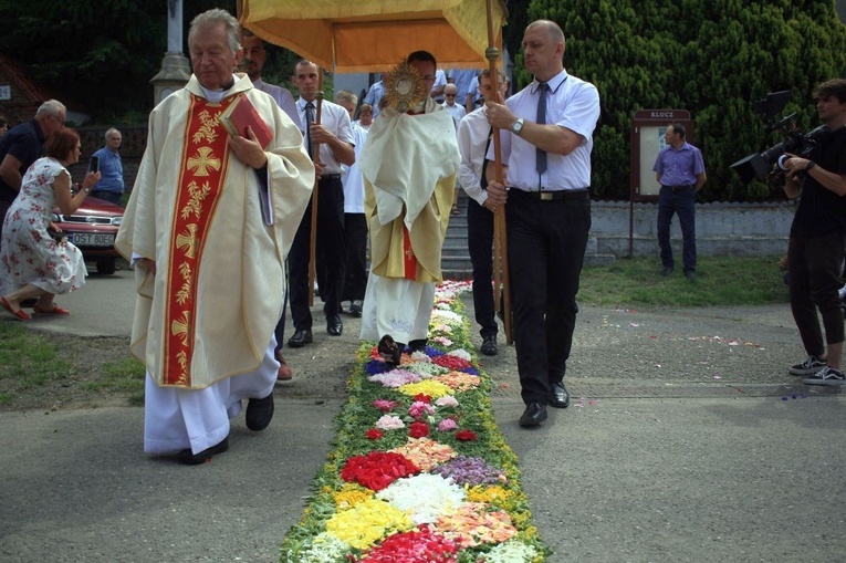 Procesja Bożego Ciała po kwietnych dywanach w Kluczu