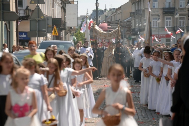 Procesja Bożego Ciała w centrum Radomia