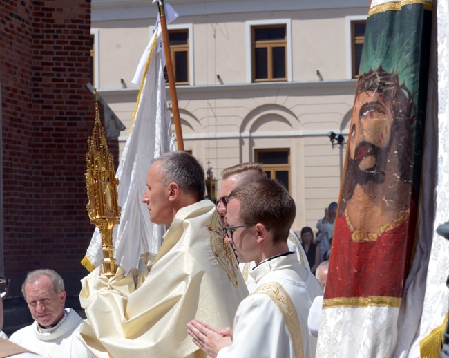 Procesja Bożego Ciała w centrum Radomia