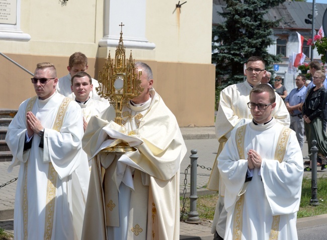 Procesja Bożego Ciała w centrum Radomia