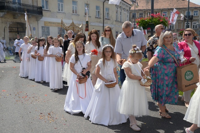 Procesja Bożego Ciała w centrum Radomia