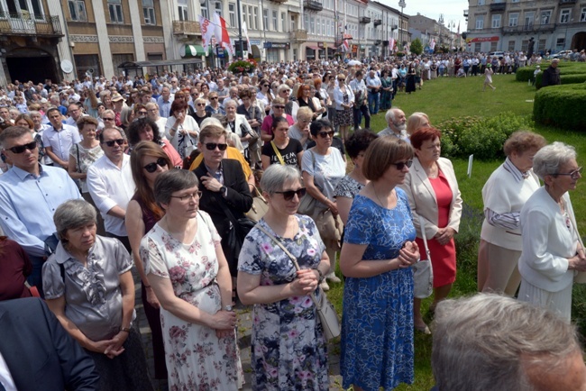 Procesja Bożego Ciała w centrum Radomia