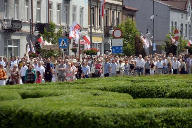 Procesja Bożego Ciała w centrum Radomia