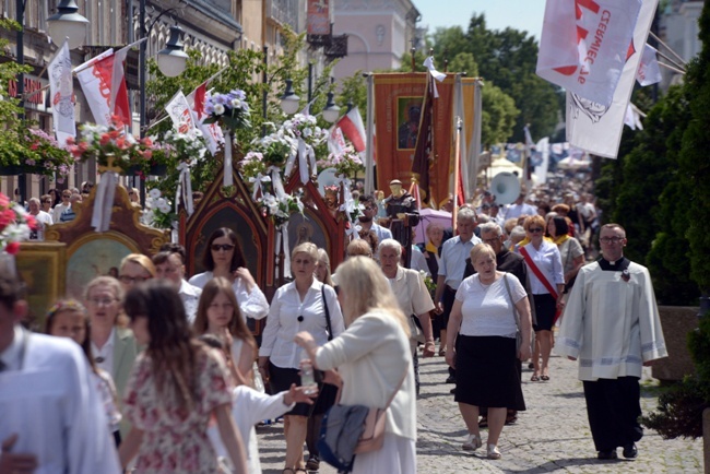 Procesja Bożego Ciała w centrum Radomia