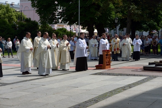 Procesja Bożego Ciała w centrum Radomia