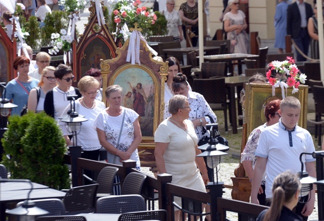 Procesja Bożego Ciała w centrum Radomia