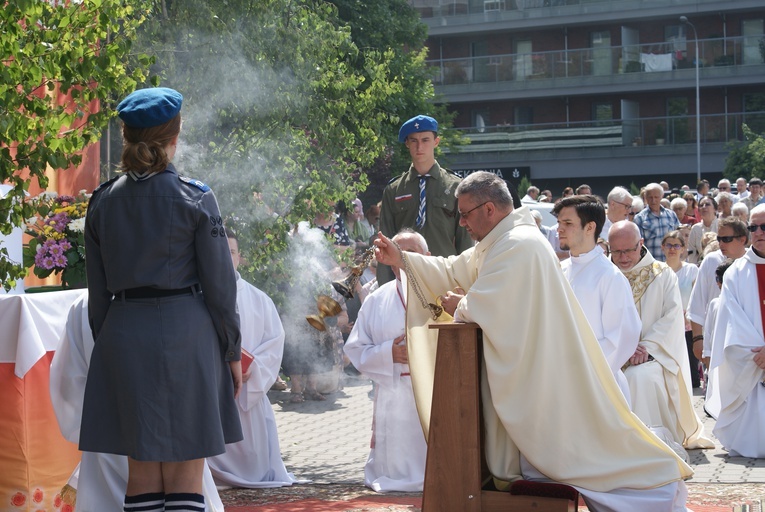 Procesja z parafii pw. św. Antoniego do parafii pw. Odkupiciela Świata