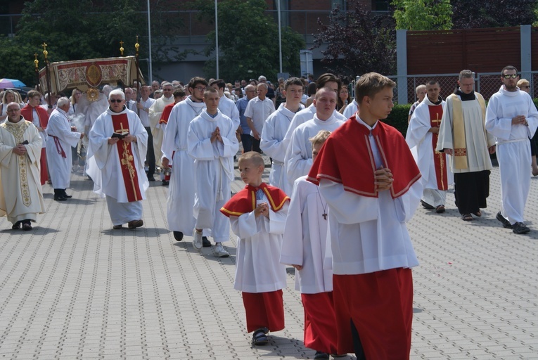Procesja z parafii pw. św. Antoniego do parafii pw. Odkupiciela Świata