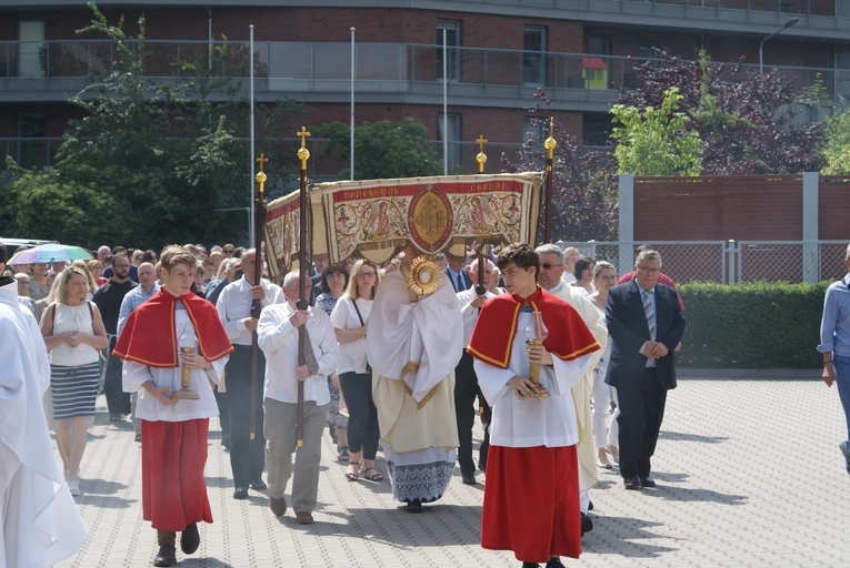 Procesja z parafii pw. św. Antoniego do parafii pw. Odkupiciela Świata