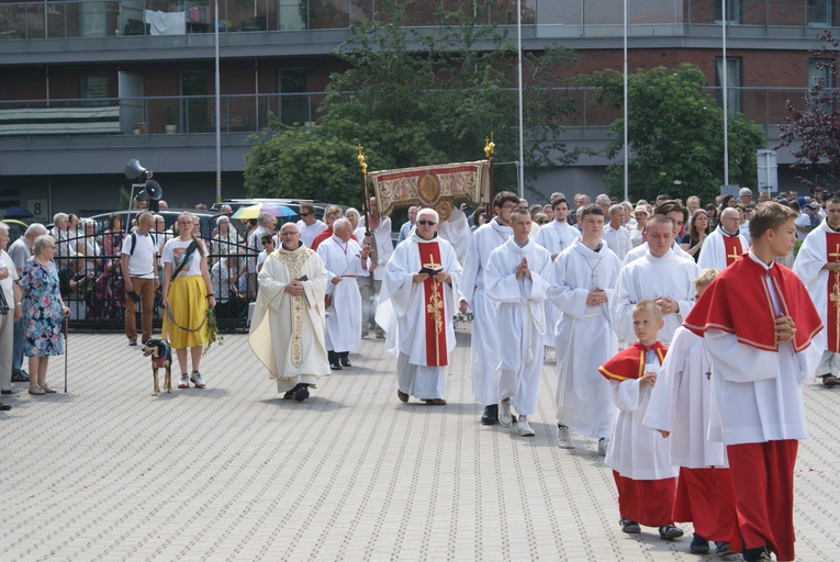 Procesja z parafii pw. św. Antoniego do parafii pw. Odkupiciela Świata