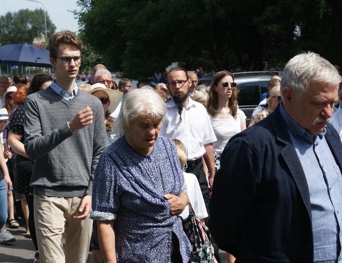 Procesja z parafii pw. św. Antoniego do parafii pw. Odkupiciela Świata