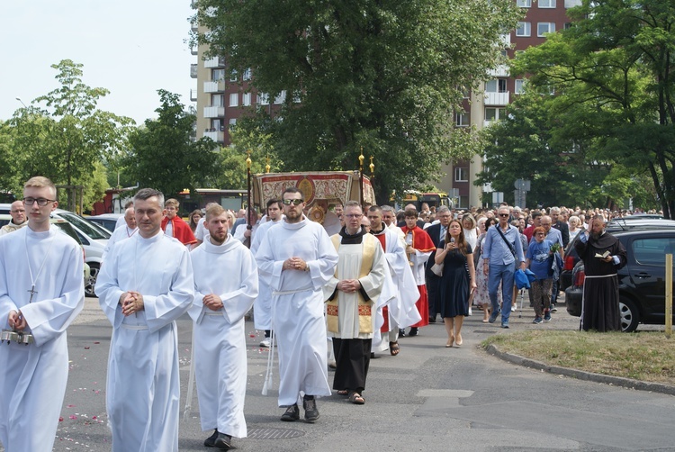 Procesja z parafii pw. św. Antoniego do parafii pw. Odkupiciela Świata