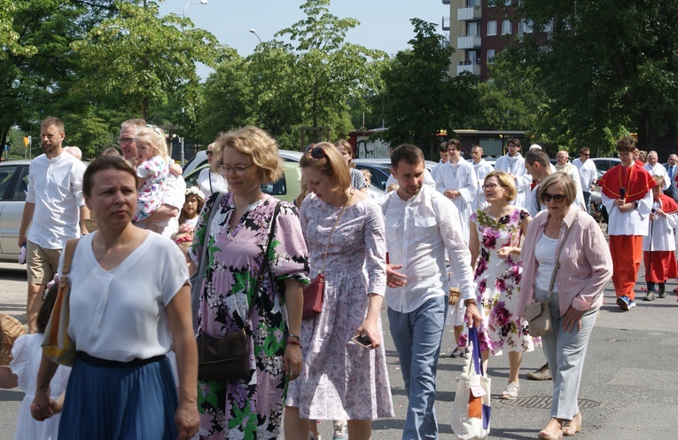 Procesja z parafii pw. św. Antoniego do parafii pw. Odkupiciela Świata