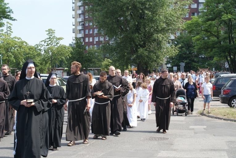 Procesja z parafii pw. św. Antoniego do parafii pw. Odkupiciela Świata