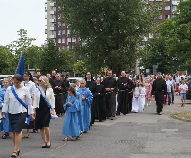 Procesja z parafii pw. św. Antoniego do parafii pw. Odkupiciela Świata