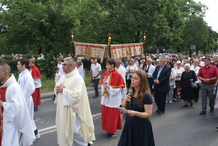 Procesja z parafii pw. św. Antoniego do parafii pw. Odkupiciela Świata
